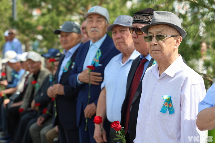 В Усть-Каменогорске к памятнику Первого министра обороны возложили цветы